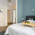 Elegant Very Berry In By Renters Apartamento Poznan