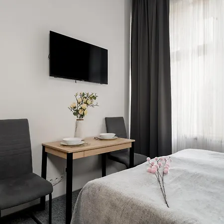 Elegant Very Berry In By Renters Apartamento Poznań