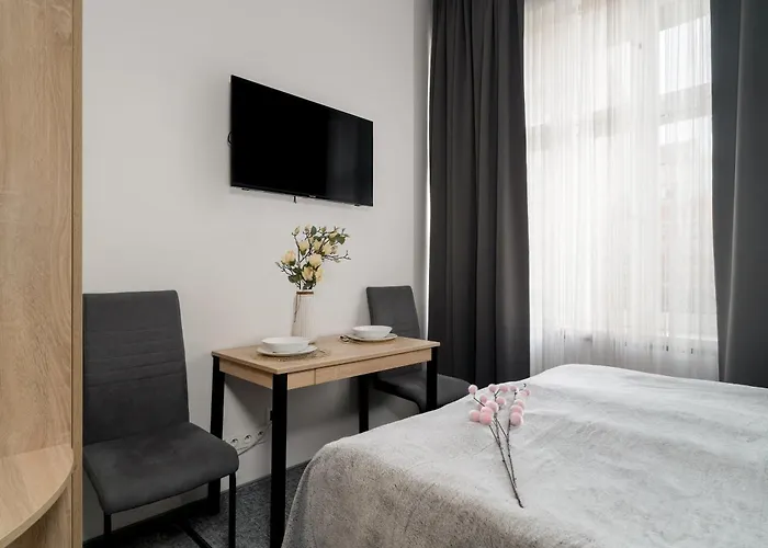 Elegant Very Berry In By Renters Apartman Poznań