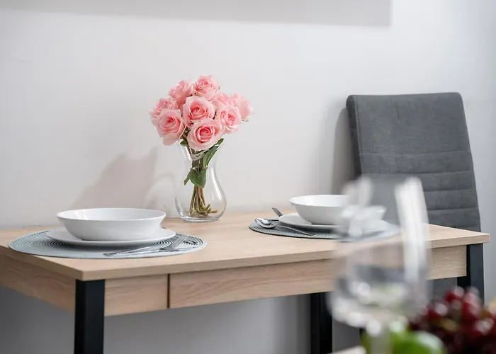 Elegant Very Berry In By Renters بوزنان