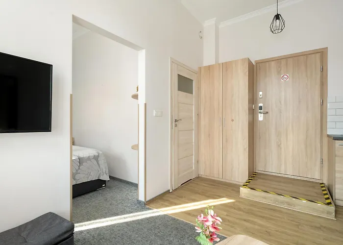 Elegant Very Berry In By Renters بوزنان