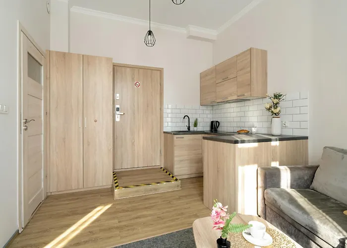 Elegant Very Berry In By Renters بوزنان