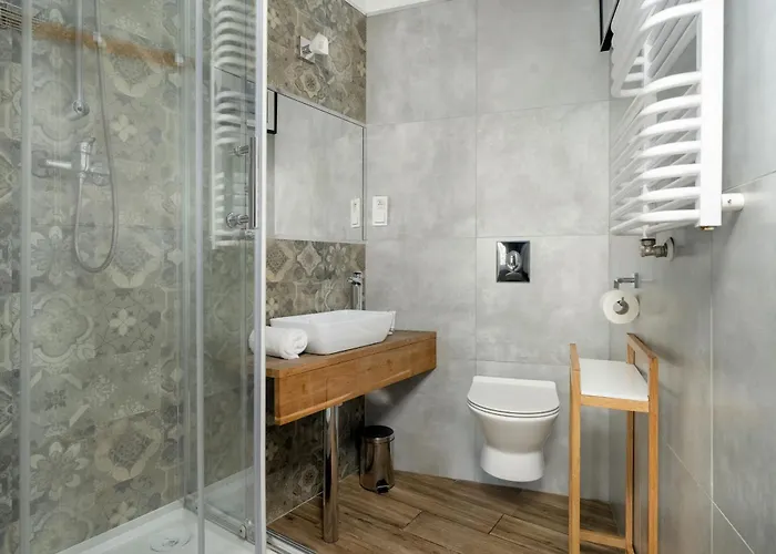 Elegant Very Berry In By Renters شقة